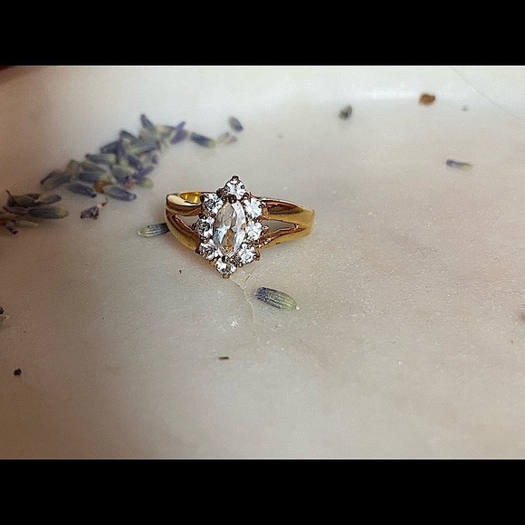 𝅺beautiful gold tone sparkly ring size 6.5 - Picture 7 of 13